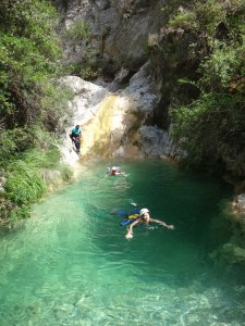 sautez dans des piscines naturelles en italie ou proche de nice monaco