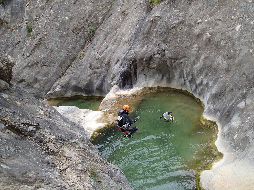 beau saut dans l'eau fraiche