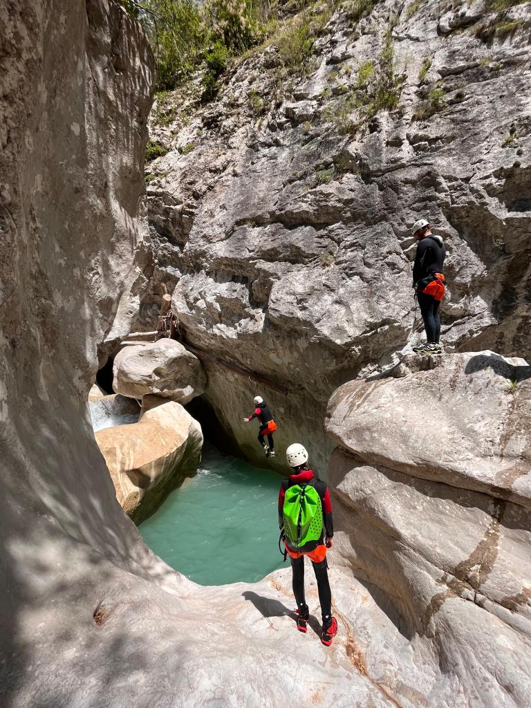 un des grands saut facultatif du canyon