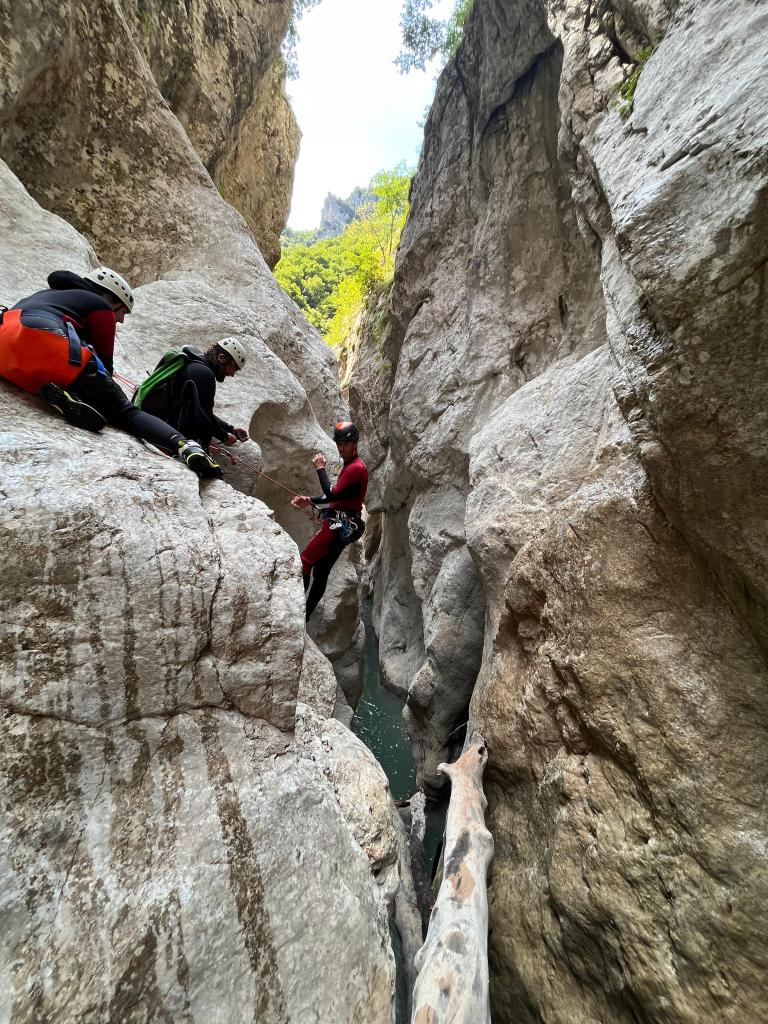 descente en rappel dans la clue d'aiglun