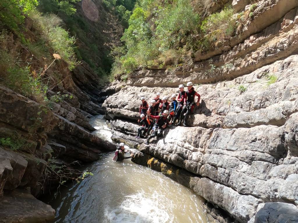 pause au soleil au bord d'une piscine naturelle des alpes maritimes