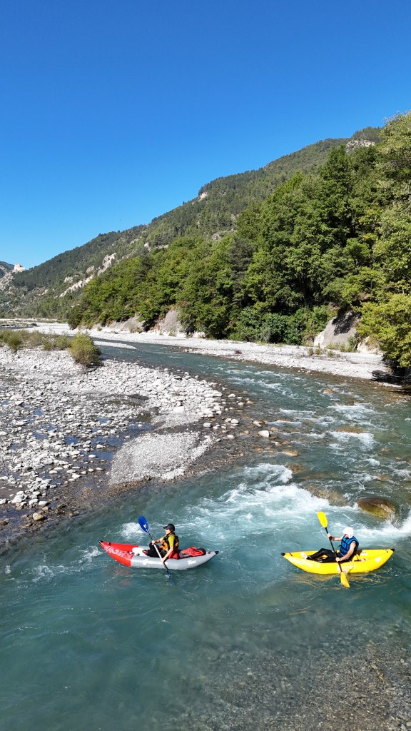 jolie rapide est eau claire sur la rivière Var
