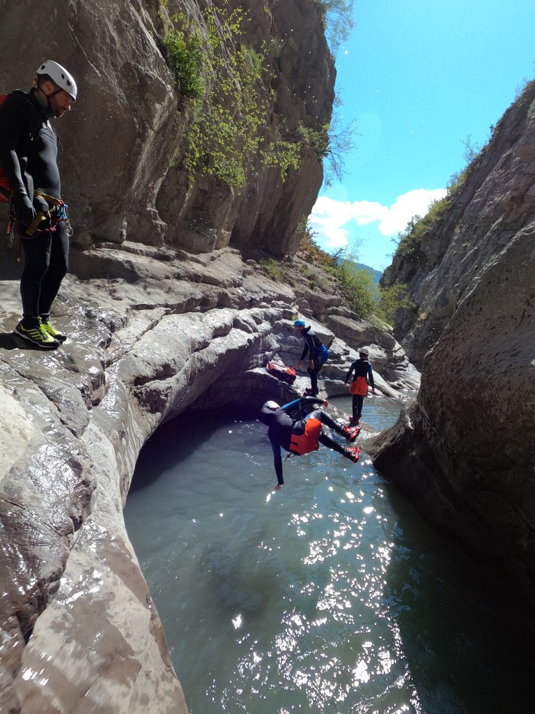 Saut dans un beau canyon proche de l'Ubaye
