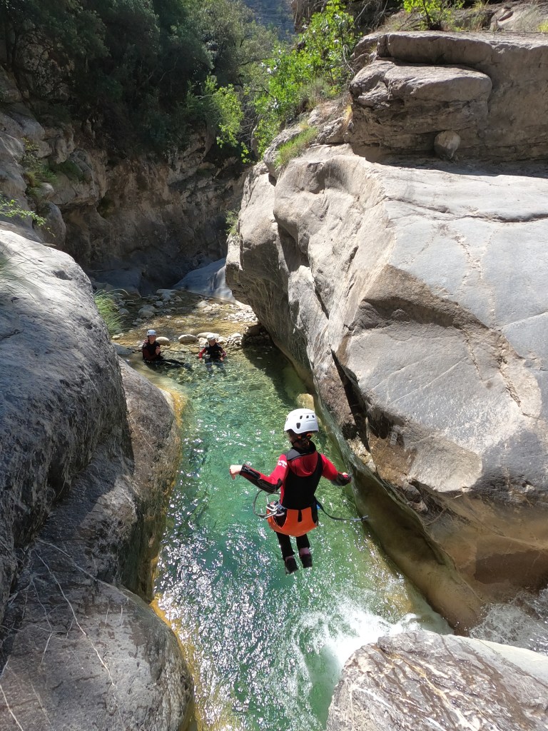 Saut dans Cramassouri canyoning proche de nice