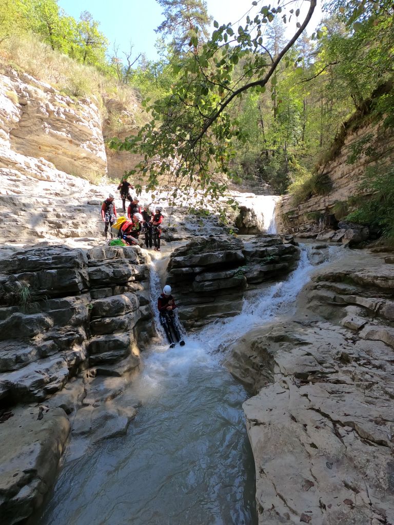 petit toboggan dans le canyon de Chalvagne près d'Entrevaux