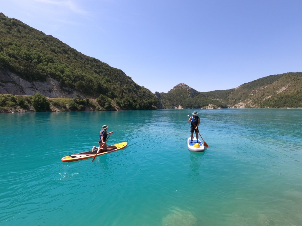 touristes en stand-up paddle sur un lac du Verdon