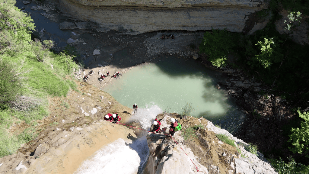 Un groupe attend son tour avant de partir sur le rappel de 35 mètres de la cascade d'Entrevaux