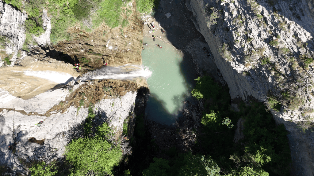 Un groupe fait le canyoning de Chalvagne à Entrevaux